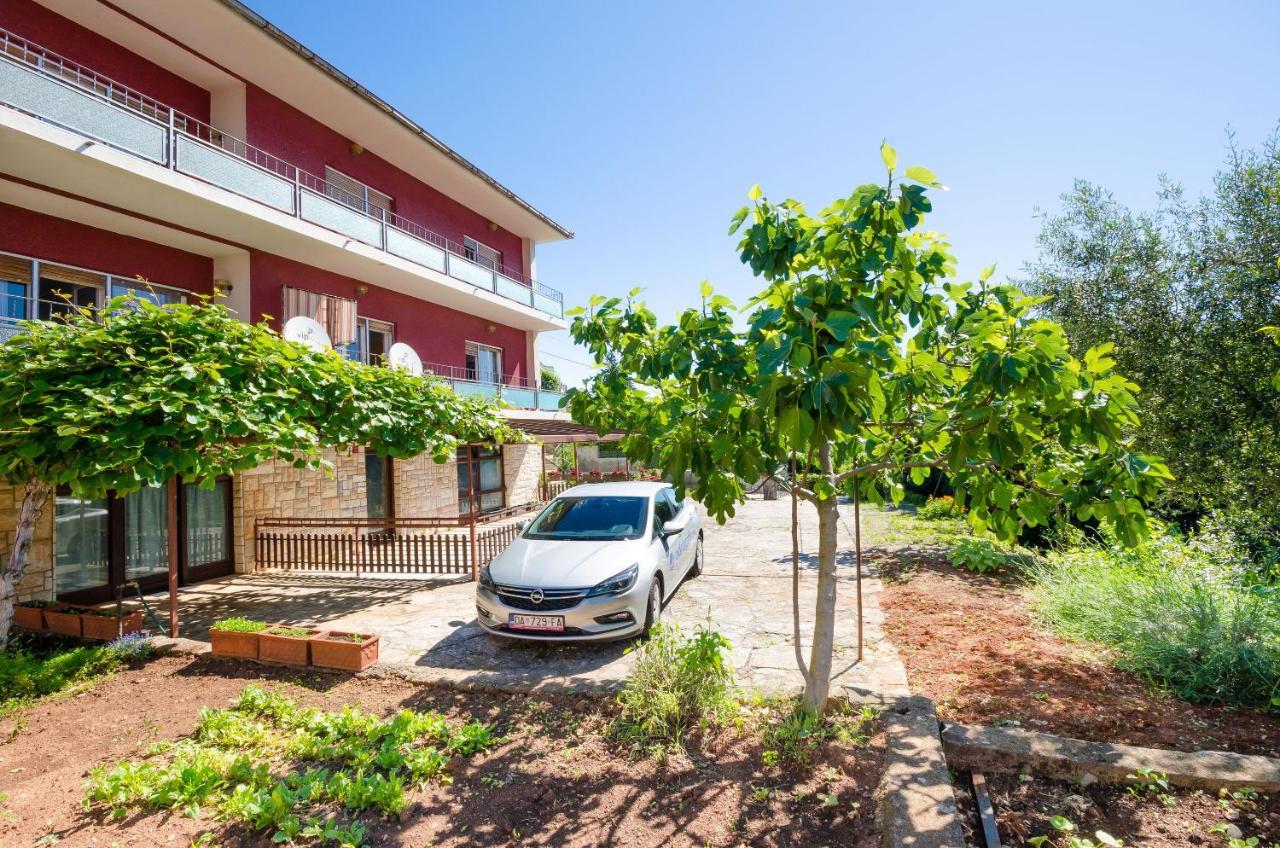 Apartments Mladen Jelica Ічичі Екстер'єр фото